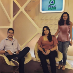 Veronica Barbosa acompanhando entrevista no 'Fala aí doutor' da TV Aratu